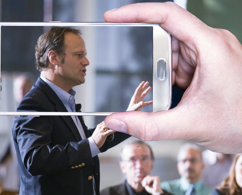 Videoaufnahme mit dem Smartphone bei einer Konferenz