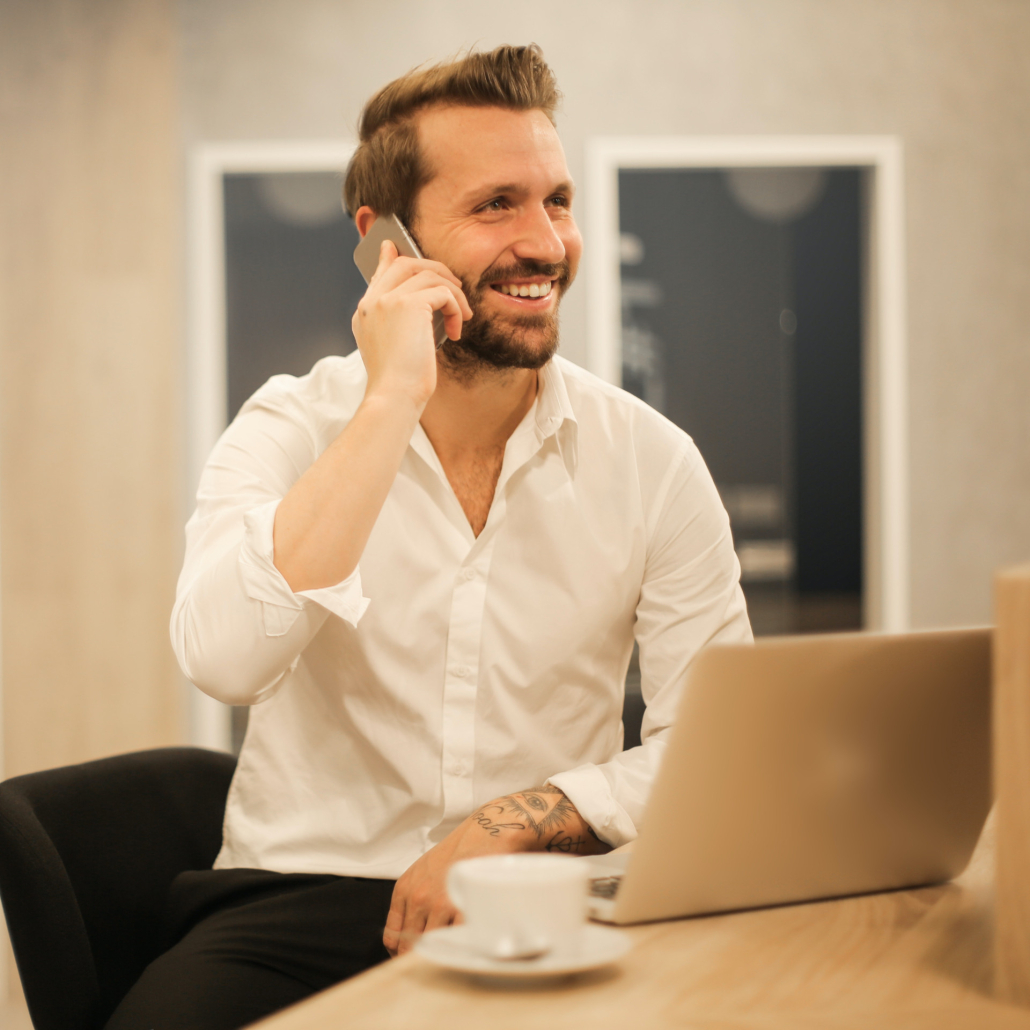 Mann am Telefon bei der Leadgewinnung